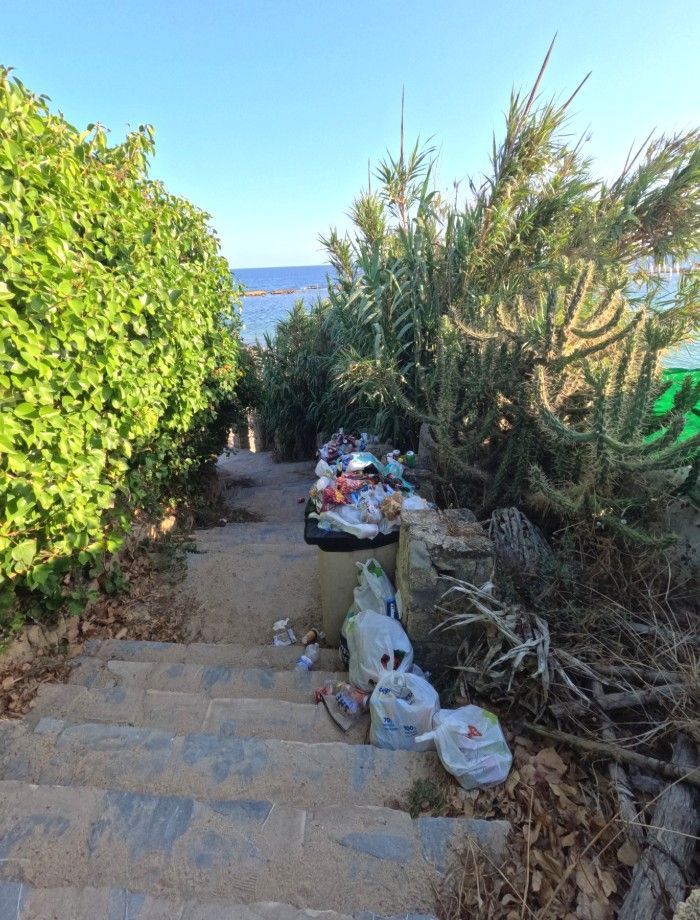 No dejes la basura en los accesos o en la playa, no la recogen en días