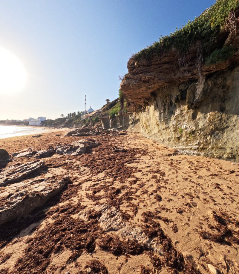 Playa del Pirata con marea baja (junio 2025)